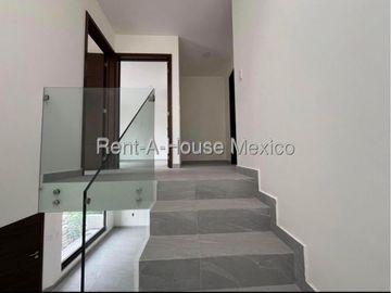 Casa de 4 recamaras, 1 en PB, en renta en Zizana, Querétaro