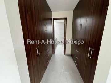 Casa de 4 recamaras, 1 en PB, en renta en Zizana, Querétaro