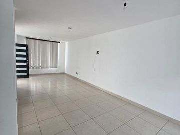 CASA EN RENTA EN FRACCIONAMIENTO KATANIA