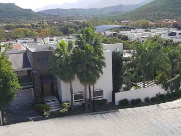 CASA EN VENTA LOMAS DEL HÍPICO EN ESQUINA