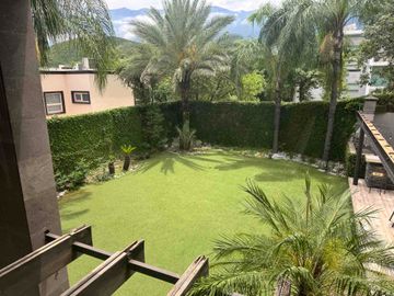 CASA EN VENTA LOMAS DEL HÍPICO EN ESQUINA