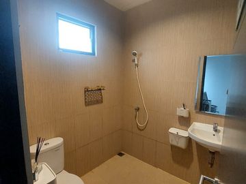 DIJUAL RUMAH CANTIK 2 LANTAI FULL FURNISH LOKASI SANGAT STRATEGIS DI SERPONG LAGOON (EN677)