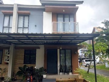 DIJUAL RUMAH CANTIK 2 LANTAI FULL FURNISH LOKASI SANGAT STRATEGIS DI SERPONG LAGOON (EN677)