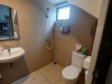 DIJUAL RUMAH CANTIK 2 LANTAI FULL FURNISH LOKASI SANGAT STRATEGIS DI SERPONG LAGOON (EN677)