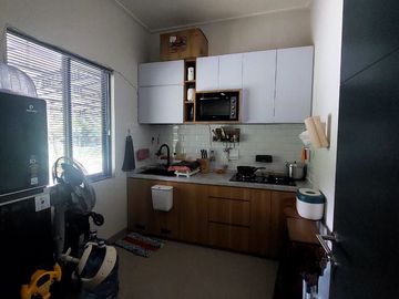 DIJUAL RUMAH CANTIK 2 LANTAI FULL FURNISH LOKASI SANGAT STRATEGIS DI SERPONG LAGOON (EN677)