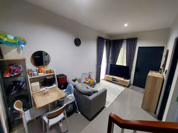 DIJUAL RUMAH CANTIK 2 LANTAI FULL FURNISH LOKASI SANGAT STRATEGIS DI SERPONG LAGOON (EN677)