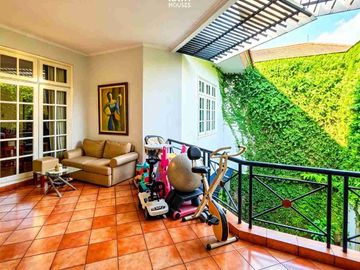 Rumah 2 Lantai Senopati Kebayoran Baru, Row Lebar, Siap Huni, Nego