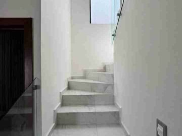 Casa de 4 Recámaras en Pachuca | En esquina y terreno excedente de 182m2