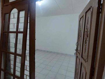 DISEWAKAN RUMAH DI KOMPLEK LARANGAN INDAH 1,5 LANTAI SIAP HUNI