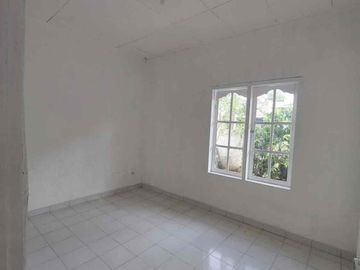 DISEWAKAN RUMAH DI KOMPLEK LARANGAN INDAH 1,5 LANTAI SIAP HUNI
