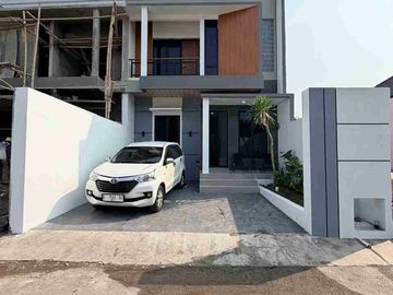 RUMAH MEWAH KONTEMPORER MODERN 2 LANTAI FURNISHED DENGAN ROOF TOP LUAS DI JALAN KALIURANG KM 13 NGEMPLAK SLEMAN