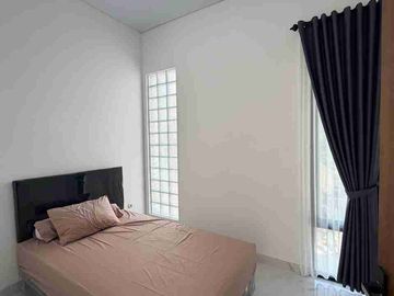 RUMAH MEWAH KONTEMPORER MODERN 2 LANTAI FURNISHED DENGAN ROOF TOP LUAS DI JALAN KALIURANG KM 13 NGEMPLAK SLEMAN