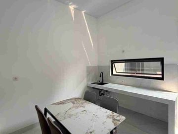 RUMAH MEWAH KONTEMPORER MODERN 2 LANTAI FURNISHED DENGAN ROOF TOP LUAS DI JALAN KALIURANG KM 13 NGEMPLAK SLEMAN