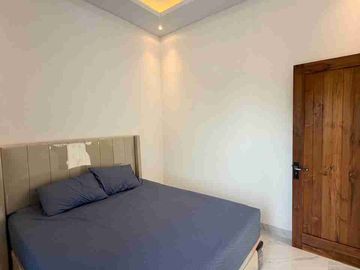 RUMAH MEWAH KONTEMPORER MODERN 2 LANTAI FURNISHED DENGAN ROOF TOP LUAS DI JALAN KALIURANG KM 13 NGEMPLAK SLEMAN
