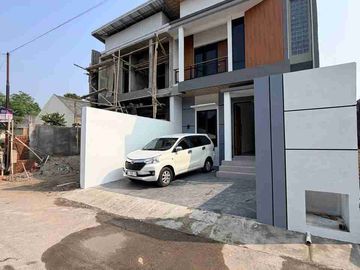 RUMAH MEWAH KONTEMPORER MODERN 2 LANTAI FURNISHED DENGAN ROOF TOP LUAS DI JALAN KALIURANG KM 13 NGEMPLAK SLEMAN