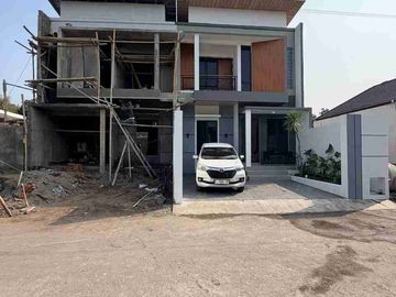 RUMAH MEWAH KONTEMPORER MODERN 2 LANTAI FURNISHED DENGAN ROOF TOP LUAS DI JALAN KALIURANG KM 13 NGEMPLAK SLEMAN