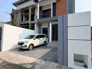 RUMAH MEWAH KONTEMPORER MODERN 2 LANTAI FURNISHED DENGAN ROOF TOP LUAS DI JALAN KALIURANG KM 13 NGEMPLAK SLEMAN