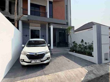 RUMAH MEWAH KONTEMPORER MODERN 2 LANTAI FURNISHED DENGAN ROOF TOP LUAS DI JALAN KALIURANG KM 13 NGEMPLAK SLEMAN