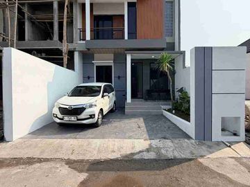 RUMAH MEWAH KONTEMPORER MODERN 2 LANTAI FURNISHED DENGAN ROOF TOP LUAS DI JALAN KALIURANG KM 13 NGEMPLAK SLEMAN