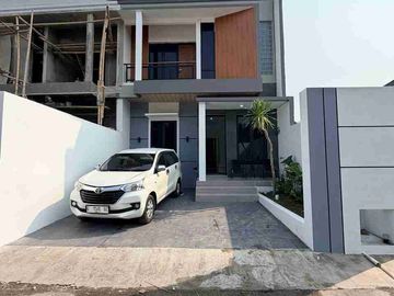 RUMAH MEWAH KONTEMPORER MODERN 2 LANTAI FURNISHED DENGAN ROOF TOP LUAS DI JALAN KALIURANG KM 13 NGEMPLAK SLEMAN