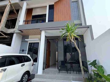 RUMAH MEWAH KONTEMPORER MODERN 2 LANTAI FURNISHED DENGAN ROOF TOP LUAS DI JALAN KALIURANG KM 13 NGEMPLAK SLEMAN