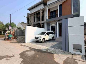 RUMAH MEWAH KONTEMPORER MODERN 2 LANTAI FURNISHED DENGAN ROOF TOP LUAS DI JALAN KALIURANG KM 13 NGEMPLAK SLEMAN