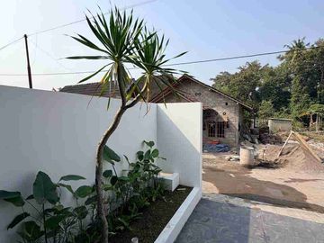 RUMAH MEWAH KONTEMPORER MODERN 2 LANTAI FURNISHED DENGAN ROOF TOP LUAS DI JALAN KALIURANG KM 13 NGEMPLAK SLEMAN