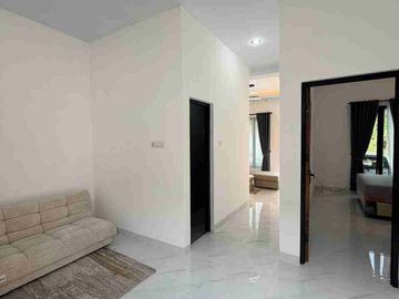RUMAH MEWAH KONTEMPORER MODERN 2 LANTAI FURNISHED DENGAN ROOF TOP LUAS DI JALAN KALIURANG KM 13 NGEMPLAK SLEMAN