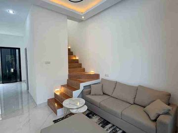 RUMAH MEWAH KONTEMPORER MODERN 2 LANTAI FURNISHED DENGAN ROOF TOP LUAS DI JALAN KALIURANG KM 13 NGEMPLAK SLEMAN