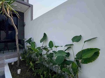 RUMAH MEWAH KONTEMPORER MODERN 2 LANTAI FURNISHED DENGAN ROOF TOP LUAS DI JALAN KALIURANG KM 13 NGEMPLAK SLEMAN