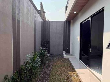 RUMAH MEWAH KONTEMPORER MODERN 2 LANTAI FURNISHED DENGAN ROOF TOP LUAS DI JALAN KALIURANG KM 13 NGEMPLAK SLEMAN