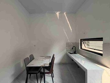 RUMAH MEWAH KONTEMPORER MODERN 2 LANTAI FURNISHED DENGAN ROOF TOP LUAS DI JALAN KALIURANG KM 13 NGEMPLAK SLEMAN