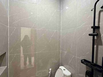 RUMAH MEWAH KONTEMPORER MODERN 2 LANTAI FURNISHED DENGAN ROOF TOP LUAS DI JALAN KALIURANG KM 13 NGEMPLAK SLEMAN