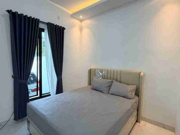 RUMAH MEWAH KONTEMPORER MODERN 2 LANTAI FURNISHED DENGAN ROOF TOP LUAS DI JALAN KALIURANG KM 13 NGEMPLAK SLEMAN