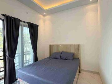 RUMAH MEWAH KONTEMPORER MODERN 2 LANTAI FURNISHED DENGAN ROOF TOP LUAS DI JALAN KALIURANG KM 13 NGEMPLAK SLEMAN