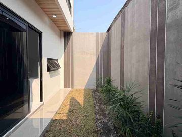 RUMAH MEWAH KONTEMPORER MODERN 2 LANTAI FURNISHED DENGAN ROOF TOP LUAS DI JALAN KALIURANG KM 13 NGEMPLAK SLEMAN
