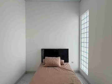 RUMAH MEWAH KONTEMPORER MODERN 2 LANTAI FURNISHED DENGAN ROOF TOP LUAS DI JALAN KALIURANG KM 13 NGEMPLAK SLEMAN
