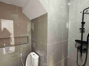 RUMAH MEWAH KONTEMPORER MODERN 2 LANTAI FURNISHED DENGAN ROOF TOP LUAS DI JALAN KALIURANG KM 13 NGEMPLAK SLEMAN