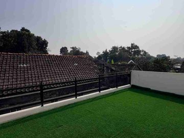 RUMAH MEWAH KONTEMPORER MODERN 2 LANTAI FURNISHED DENGAN ROOF TOP LUAS DI JALAN KALIURANG KM 13 NGEMPLAK SLEMAN