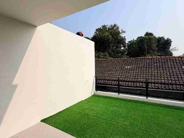 RUMAH MEWAH KONTEMPORER MODERN 2 LANTAI FURNISHED DENGAN ROOF TOP LUAS DI JALAN KALIURANG KM 13 NGEMPLAK SLEMAN