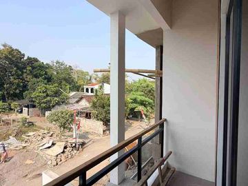 RUMAH MEWAH KONTEMPORER MODERN 2 LANTAI FURNISHED DENGAN ROOF TOP LUAS DI JALAN KALIURANG KM 13 NGEMPLAK SLEMAN