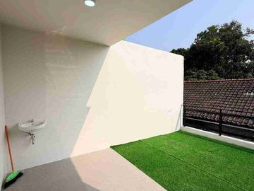RUMAH MEWAH KONTEMPORER MODERN 2 LANTAI FURNISHED DENGAN ROOF TOP LUAS DI JALAN KALIURANG KM 13 NGEMPLAK SLEMAN