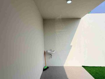 RUMAH MEWAH KONTEMPORER MODERN 2 LANTAI FURNISHED DENGAN ROOF TOP LUAS DI JALAN KALIURANG KM 13 NGEMPLAK SLEMAN
