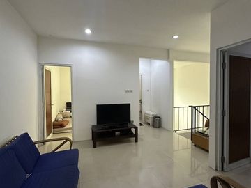 Dijual Rumah dengan 2 Lantai, Bangunan Kokoh di Komplek Ptb Duren Sawit Jakarta Timur.