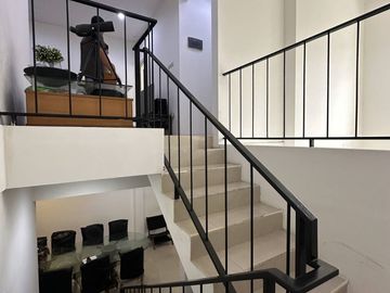 Dijual Rumah dengan 2 Lantai, Bangunan Kokoh di Komplek Ptb Duren Sawit Jakarta Timur.