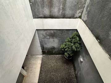 Dijual Rumah dengan 2 Lantai, Bangunan Kokoh di Komplek Ptb Duren Sawit Jakarta Timur.