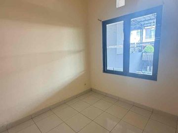 Disewakan rumah pinggir jalan puri beta 2 cocok untuk usaha dan hunian