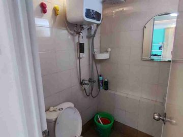 Sewa 2BR Hook  Lantai Rendah diatas Family Mart Tower Heliconia Bassura City Apartement