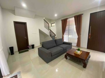Disewakan Rumah Baru Modern Semi Furnished Posisi Hook Dengan Taman Belakang di Kebayoran Bintaro