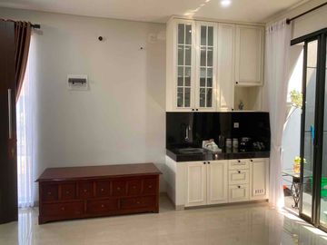 Disewakan Rumah Baru Modern Semi Furnished Posisi Hook Dengan Taman Belakang di Kebayoran Bintaro